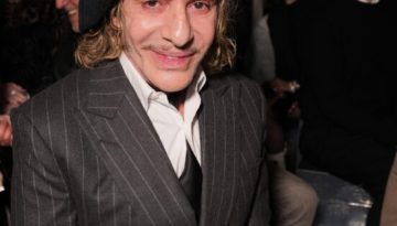 O John Galliano &pi;&alpha;&rho;&alpha;&kappa;&omicron;&lambda;&omicron;ύ&theta;&eta;&sigma;&epsilon; &tau;&eta;&nu; &pi;&rho;ώ&tau;&eta; &epsilon;&pi;ί&delta;&epsilon;&iota;&xi;&eta; Dior &mu;&epsilon;&tau;ά &tau;&eta;&nu; &alpha;&pi;&omicron;&chi;ώ&rho;&eta;&sigma;ή &tau;&omicron;&upsilon; &alpha;&pi;ό &tau;&omicron;&nu; &omicron;ί&kappa;&omicron; &tau;&omicron; 2011