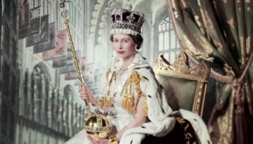 Queen Elizabeth II Her Life in Style: &Eta; &mu;&epsilon;&gamma;&alpha;&lambda;ύ&tau;&epsilon;&rho;&eta; έ&kappa;&theta;&epsilon;&sigma;&eta; &gamma;&iota;&alpha; &tau;&eta; &zeta;&omega;ή &kappa;&alpha;&iota; &tau;&omicron; &sigma;&tau;&upsilon;&lambda; &mu;&iota;&alpha;&sigmaf; &epsilon;&mu;&beta;&lambda;&eta;&mu;&alpha;&tau;&iota;&kappa;ή&sigmaf; &beta;&alpha;&sigma;ί&lambda;&iota;&sigma;&sigma;&alpha;&sigmaf;