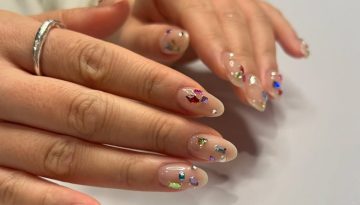 Rhinestone nails: Η τάση που θα φέρει τη λάμψη στο μανικιούρ σας