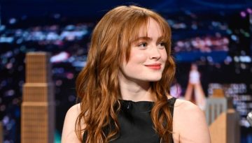 Sadie Sink: &Eta; &pi;&rho;&omega;&tau;&alpha;&gamma;&omega;&nu;ί&sigma;&tau;&rho;&iota;&alpha; &tau;&omicron;&upsilon; &laquo;Stranger Things&raquo; &alpha;&pi;&omicron;&chi;&alpha;&iota;&rho;&epsilon;&tau;ά &tau;&omicron; &rho;ό&lambda;&omicron; &tau;&eta;&sigmaf; &mu;&epsilon; &mu;&iota;&alpha; super &alpha;&lambda;&lambda;&alpha;&gamma;ή &sigma;&tau;&alpha; &mu;&alpha;&lambda;&lambda;&iota;ά &tau;&eta;&sigmaf;