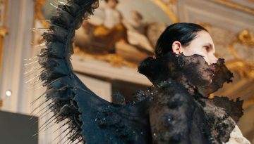 Schiaparelli: Πώς τα κλεμμένα κοσμήματα του Λούβρου «επέστρεψαν» στη νέα Haute Couture συλλογή του Daniel Roseberry