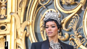 Schiaparelli: &Tau;&omicron; &epsilon;&nu;&tau;&upsilon;&pi;&omega;&sigma;&iota;&alpha;&kappa;ό haute couture show &tau;&omicron;&upsilon; &omicron;ί&kappa;&omicron;&upsilon; &kappa;&alpha;&iota; &omicron;&iota; &delta;&eta;&mu;&iota;&omicron;&upsilon;&rho;&gamma;ί&epsilon;&sigmaf; &pi;&omicron;&upsilon; &theta;&upsilon;&mu;ί&zeta;&omicron;&upsilon;&nu; έ&rho;&gamma;&alpha; &tau;έ&chi;&nu;&eta;&sigmaf;