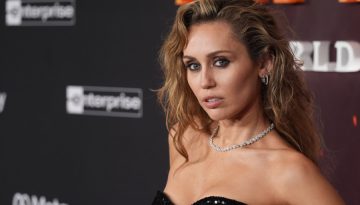 Shag cut και ατημέλητο blow-dry: Η Miley Cyrus επαναπροσδιορίζει τους κώδικες του effortless κουρέματος (και αποτίει φόρο τιμής στη Hannah Montana)
