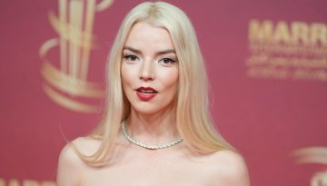 Stretched eyebrows, &mu;ί&nu;&iota;&mu;&alpha;&lambda; &rho;&omicron;&upsilon;&tau;ί&nu;&alpha;: &Eta; Anya Taylor-Joy &alpha;&pi;&omicron;&kappa;&alpha;&lambda;ύ&pi;&tau;&epsilon;&iota; &tau;&alpha; beauty secrets &pi;&omicron;&upsilon; &tau;&eta; &beta;&omicron;&eta;&theta;&omicron;ύ&nu; &nu;&alpha; &nu;&iota;ώ&theta;&epsilon;&iota; &alpha;&pi;ό&lambda;&upsilon;&tau;&alpha; &omicron; &epsilon;&alpha;&upsilon;&tau;ό&sigmaf; &tau;&eta;&sigmaf;