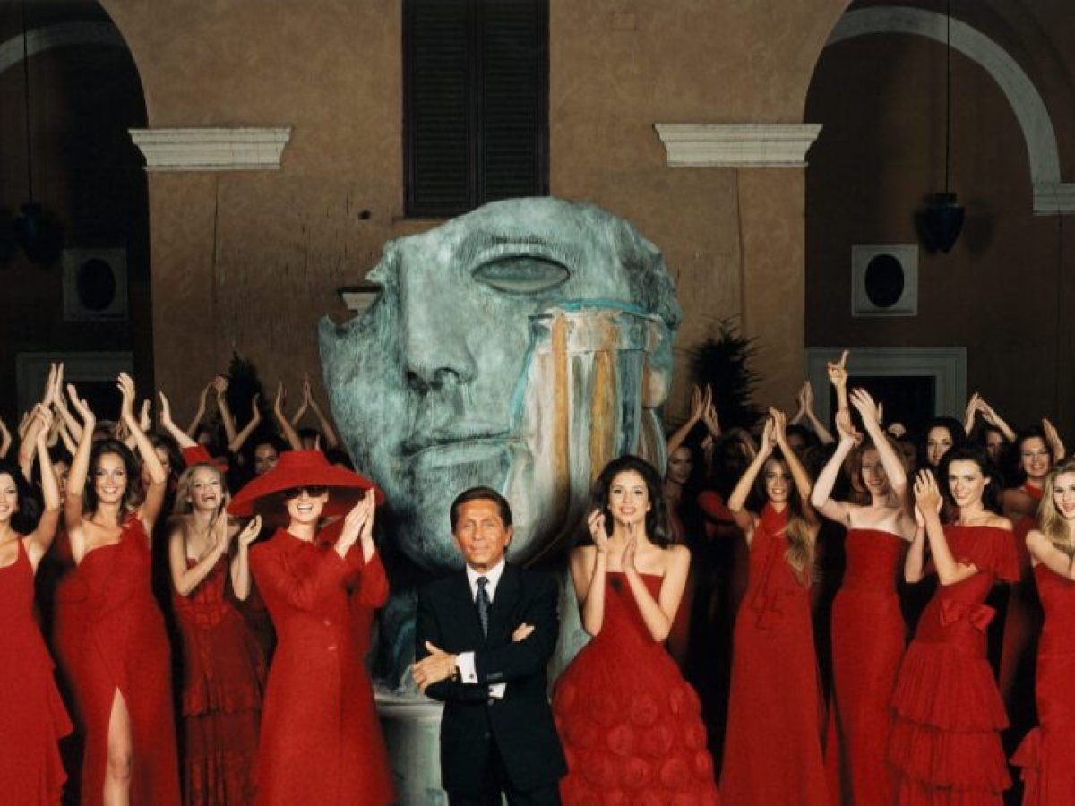 Valentino Garavani: Ένα μεγάλο αντίο στον σχεδιαστή που μας έμαθε να αγαπάμε το κόκκινο