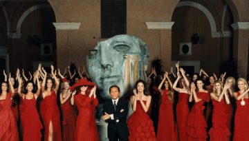Valentino Garavani: Έ&nu;&alpha; &mu;&epsilon;&gamma;ά&lambda;&omicron; &alpha;&nu;&tau;ί&omicron; &sigma;&tau;&omicron;&nu; &sigma;&chi;&epsilon;&delta;&iota;&alpha;&sigma;&tau;ή &pi;&omicron;&upsilon; &mu;&alpha;&sigmaf; έ&mu;&alpha;&theta;&epsilon; &nu;&alpha; &alpha;&gamma;&alpha;&pi;ά&mu;&epsilon; &tau;&omicron; &kappa;ό&kappa;&kappa;&iota;&nu;&omicron;