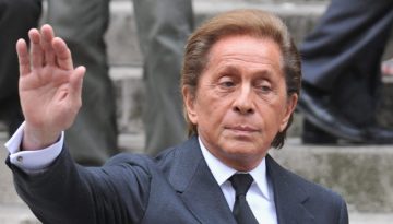 Valentino Garavani: &Pi;έ&theta;&alpha;&nu;&epsilon; &omicron; &epsilon;&mu;&beta;&lambda;&eta;&mu;&alpha;&tau;&iota;&kappa;ό&sigmaf; couturier &tau;&eta;&sigmaf; &Iota;&tau;&alpha;&lambda;&iota;&kappa;ή&sigmaf; &mu;ό&delta;&alpha;&sigmaf; &sigma;&epsilon; &eta;&lambda;&iota;&kappa;ί&alpha; 93 &chi;&rho;&omicron;&nu;ώ&nu;