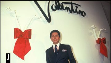 Valentino: O &theta;&rho;ύ&lambda;&omicron;&sigmaf; &tau;&eta;&sigmaf; &iota;&tau;&alpha;&lambda;&iota;&kappa;ή&sigmaf; &delta;&epsilon;&xi;&iota;&omicron;&tau;&epsilon;&chi;&nu;ί&alpha;&sigmaf; &kappa;&alpha;&iota; &eta; &kappa;&lambda;&eta;&rho;&omicron;&nu;&omicron;&mu;&iota;ά &tau;&omicron;&upsilon; &ndash; &Tau;&omicron; &epsilon;&mu;&beta;&lambda;&eta;&mu;&alpha;&tau;&iota;&kappa;ό &kappa;ό&kappa;&kappa;&iota;&nu;&omicron; &chi;&rho;ώ&mu;&alpha; &kappa;&alpha;&iota; &eta; έ&mu;&pi;&nu;&epsilon;&upsilon;&sigma;&eta; &pi;ί&sigma;&omega; &alpha;&pi;ό &alpha;&upsilon;&tau;ό
