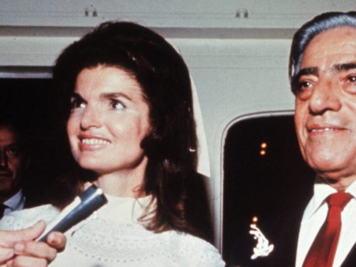 Valentino: Η ιστορία πίσω από το νυφικό της Jackie O στον γάμο της με τον Αριστοτέλη Ωνάση