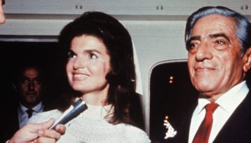Valentino: &Eta; &iota;&sigma;&tau;&omicron;&rho;ί&alpha; &pi;ί&sigma;&omega; &alpha;&pi;ό &tau;&omicron; &nu;&upsilon;&phi;&iota;&kappa;ό &tau;&eta;&sigmaf; Jackie O &sigma;&tau;&omicron;&nu; &gamma;ά&mu;&omicron; &tau;&eta;&sigmaf; &mu;&epsilon; &tau;&omicron;&nu; &Alpha;&rho;&iota;&sigma;&tau;&omicron;&tau;έ&lambda;&eta; &Omega;&nu;ά&sigma;&eta;