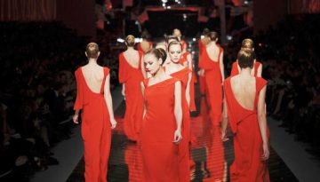 Valentino: &Mu;&iota;&alpha; &mu;&alpha;&tau;&iota;ά &sigma;&tau;&eta;&nu; &pi;&lambda;&omicron;ύ&sigma;&iota;&alpha; &iota;&sigma;&tau;&omicron;&rho;ί&alpha; &tau;&omicron;&upsilon; &omicron;ί&kappa;&omicron;&upsilon;