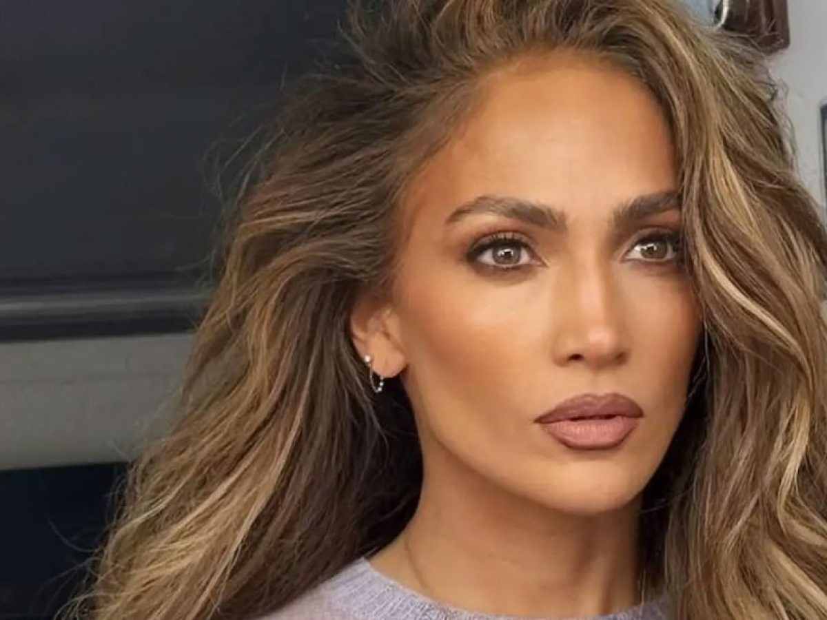 Winter Lips: &Alpha;&nu;&tau;&iota;&gamma;&rho;ά&psi;&tau;&epsilon; &tau;&omicron; &mu;&alpha;&kappa;&iota;&gamma;&iota;ά&zeta; &tau;&eta;&sigmaf; Jennifer Lopez &mu;&epsilon; &tau;&omicron; &chi;&rho;ώ&mu;&alpha; &pi;&omicron;&upsilon; &theta;&alpha; &phi;&omicron;&rho;ά&mu;&epsilon; &pi;&alpha;&nu;&tau;&omicron;ύ &phi;έ&tau;&omicron;&sigmaf;