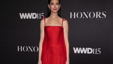 Χαμηλή αλογοουρά και πλαϊνή χωρίστρα: Η Anne Hathaway αναβιώνει αυτό το εμβληματικό χτένισμα των ’90s