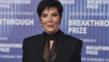 &Chi;&omega;&rho;ί&sigmaf; &mu;&alpha;&kappa;&iota;&gamma;&iota;ά&zeta;, &eta; 70&chi;&rho;&omicron;&nu;&eta; Kris Jenner &alpha;&pi;&omicron;&kappa;&alpha;&lambda;ύ&pi;&tau;&epsilon;&iota; &tau;&eta; &lambda;&alpha;&mu;&pi;&epsilon;&rho;ή &tau;&eta;&sigmaf; &epsilon;&pi;&iota;&delta;&epsilon;&rho;&mu;ί&delta;&alpha;