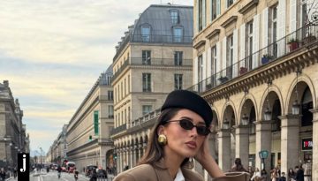 Pillbox hat: T&omicron; &kappa;&alpha;&pi;έ&lambda;&omicron; &ndash; &sigma;ύ&mu;&beta;&omicron;&lambda;&omicron; &tau;&eta;&sigmaf; &kappa;&omicron;&mu;&psi;ό&tau;&eta;&tau;&alpha;&sigmaf; &tau;&omega;&nu; &rsquo;50s &epsilon;&pi;&iota;&sigma;&tau;&rho;έ&phi;&epsilon;&iota; &mu;&epsilon; &tau;&omicron;&nu; &pi;&iota;&omicron; &alpha;&nu;&alpha;&nu;&epsilon;&omega;&mu;έ&nu;&omicron; &tau;&rho;ό&pi;&omicron;