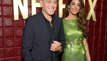 Η Amal Clooney φόρεσε ένα λαμπερό Versace μίνι φόρεμα στο after party των Golden Globes