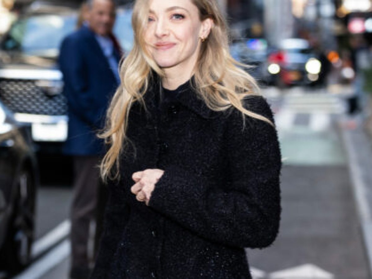 Η Amanda Seyfried συνδύασε το τζιν παντελόνι της με το πιο κομψό trend παπουτσιών