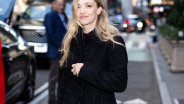 &Eta; Amanda Seyfried &sigma;&upsilon;&nu;&delta;ύ&alpha;&sigma;&epsilon; &tau;&omicron; &tau;&zeta;&iota;&nu; &pi;&alpha;&nu;&tau;&epsilon;&lambda;ό&nu;&iota; &tau;&eta;&sigmaf; &mu;&epsilon; &tau;&omicron; &pi;&iota;&omicron; &kappa;&omicron;&mu;&psi;ό trend &pi;&alpha;&pi;&omicron;&upsilon;&tau;&sigma;&iota;ώ&nu;