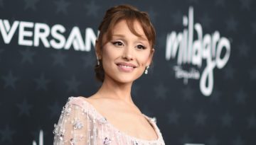 Η Ariana Grande υποδέχτηκε τη νέα χρονιά με μια μεταμόρφωση μαλλιών σε κόκκινους τόνους