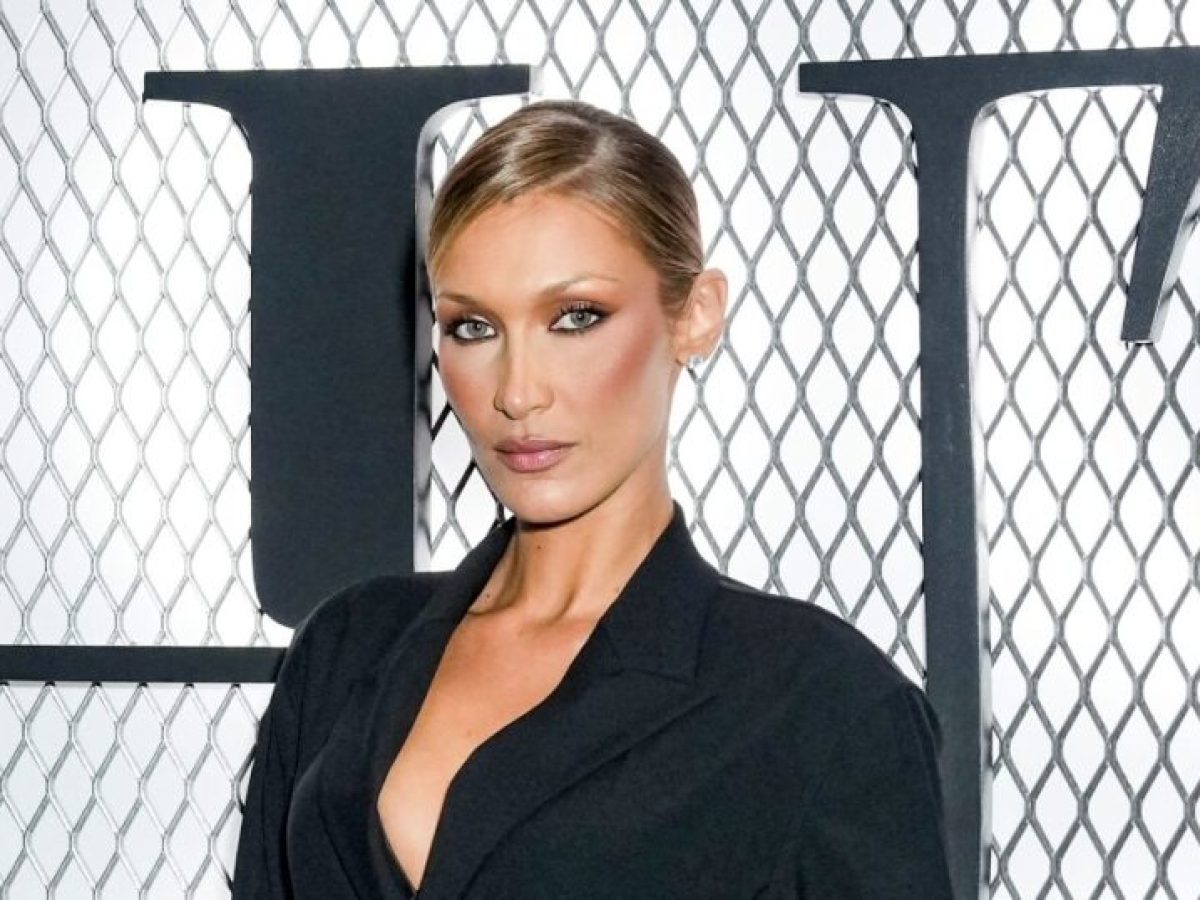 Η Bella Hadid με ρόλεϊ στα μαλλιά είναι το απόλυτο Liverpool girl και πίσω από την εμφάνιση κρύβεται μια υπέροχη ιστορία