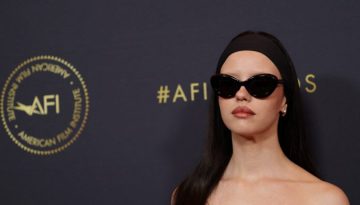 Η Calvin Klein έντυσε τη Mia Goth στο γεύμα απονομής των βραβείων AFI
