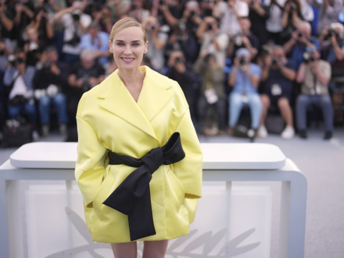 Η Diane Kruger εντυπωσιάζει με σακάκι αξιωματικού στο show του Giorgio Armani Privé