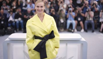 Η Diane Kruger εντυπωσιάζει με σακάκι αξιωματικού στο show του Giorgio Armani Privé