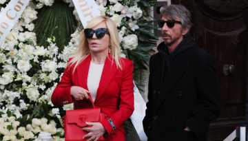 Η Donatella Versace τιμά τον Valentino φορώντας το εμβληματικό κόκκινο του οίκου