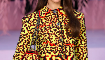 Η Dua Lipa φωτίζει το βροχερό Παρίσι με την εμφάνισή της στην επίδειξη της Chanel