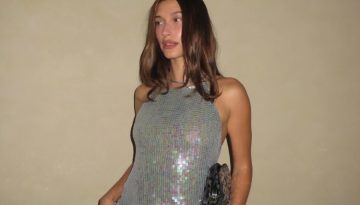 &Eta; Hailey Bieber &epsilon;&pi;&iota;&beta;&epsilon;&beta;&alpha;&iota;ώ&nu;&epsilon;&iota; &tau;&eta;&nu; &epsilon;&pi;&iota;&sigma;&tau;&rho;&omicron;&phi;ή &alpha;&upsilon;&tau;&omicron;ύ &tau;&omicron;&upsilon; &pi;&alpha;&nu;&tau;&epsilon;&lambda;&omicron;&nu;&iota;&omicron;ύ &pi;&omicron;&upsilon; &epsilon;&pi;&iota;&mu;&eta;&kappa;ύ&nu;&epsilon;&iota; &tau;&eta; &sigma;&iota;&lambda;&omicron;&upsilon;έ&tau;&alpha;