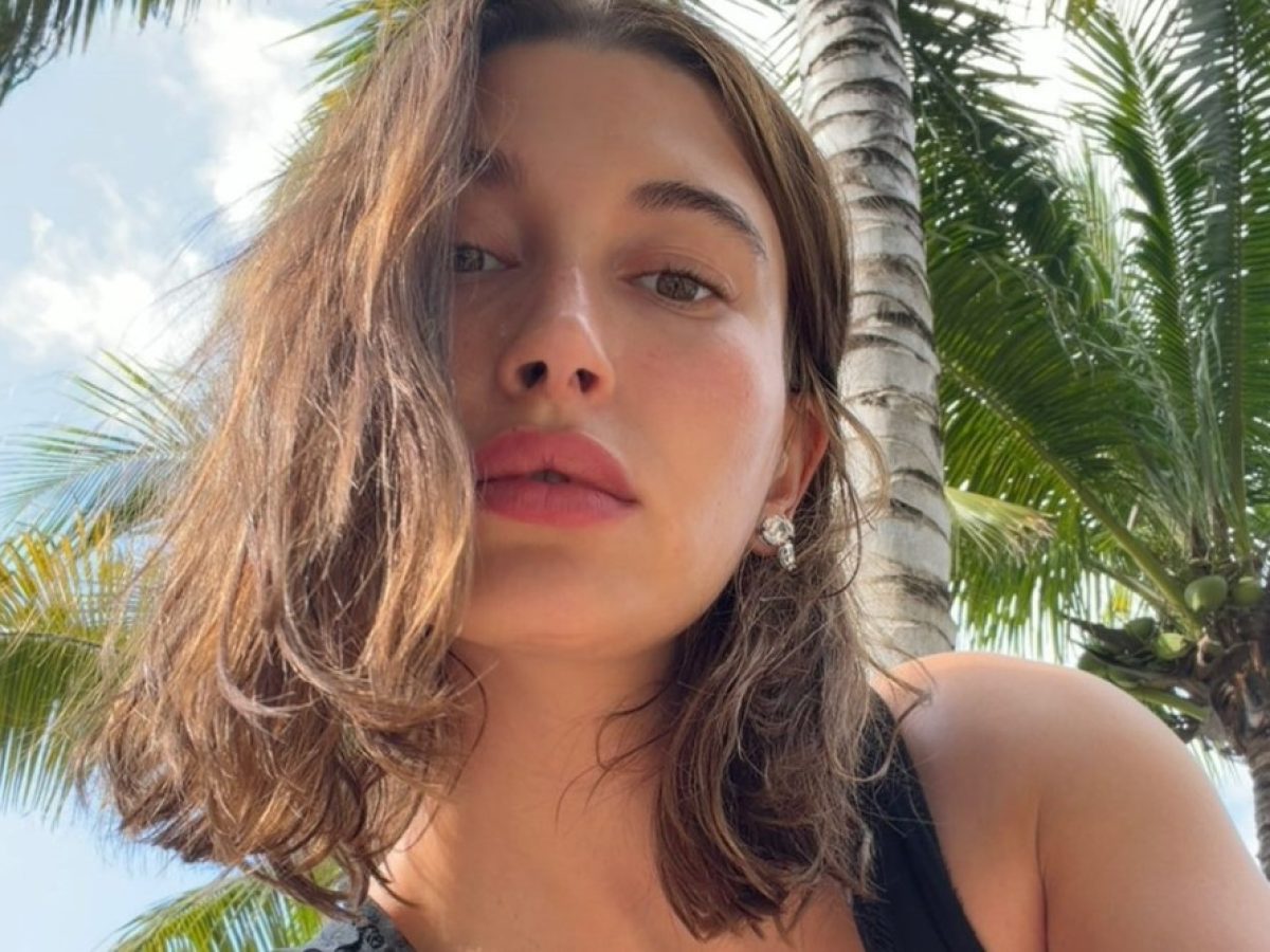 Η Hailey Bieber επιβεβαιώνει το πιο επιθυμητό μανικιούρ του 2026 (και το γνωρίζουμε καλά)