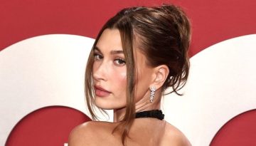 &Eta; Hailey Bieber &pi;&omicron;&zeta;ά&rho;&epsilon;&iota; &gamma;&iota;&alpha; &tau;&eta; Victoria&rsquo;s Secret &kappa;&alpha;&iota; &mu;&alpha;&sigmaf; &beta;ά&zeta;&epsilon;&iota; &sigma;&epsilon; Valentine&rsquo;s mood