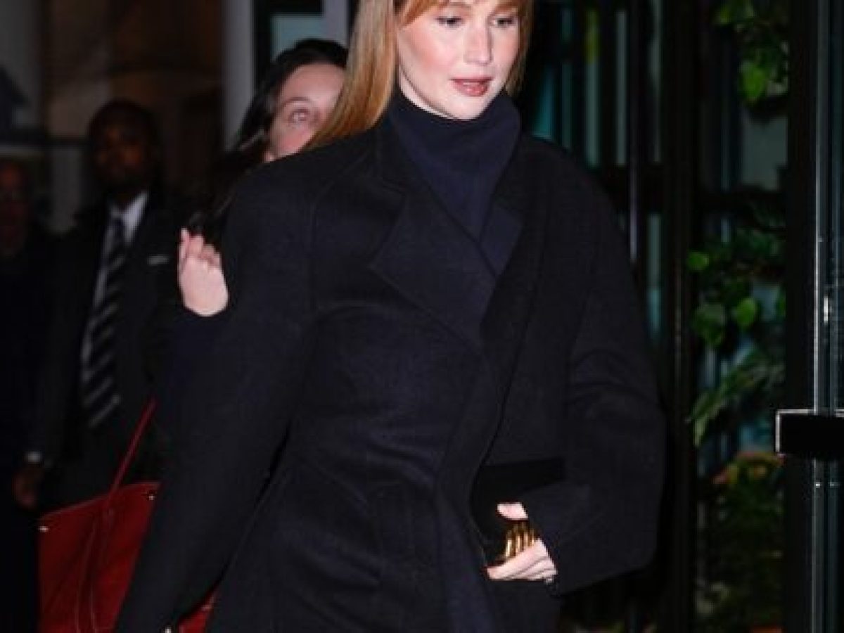 Η Jennifer Lawrence αποδεικνύει ότι ένα total black σύνολο δε χρειάζεται να είναι βαρετό