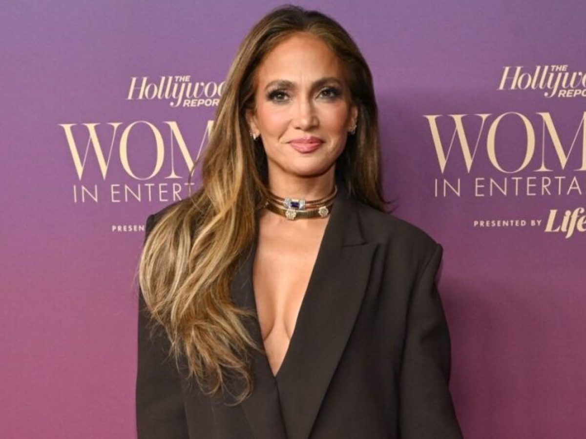 Η Jennifer Lopez αποδεικνύει ότι τα wide-leg jeans είναι το απόλυτο trend της άνοιξης