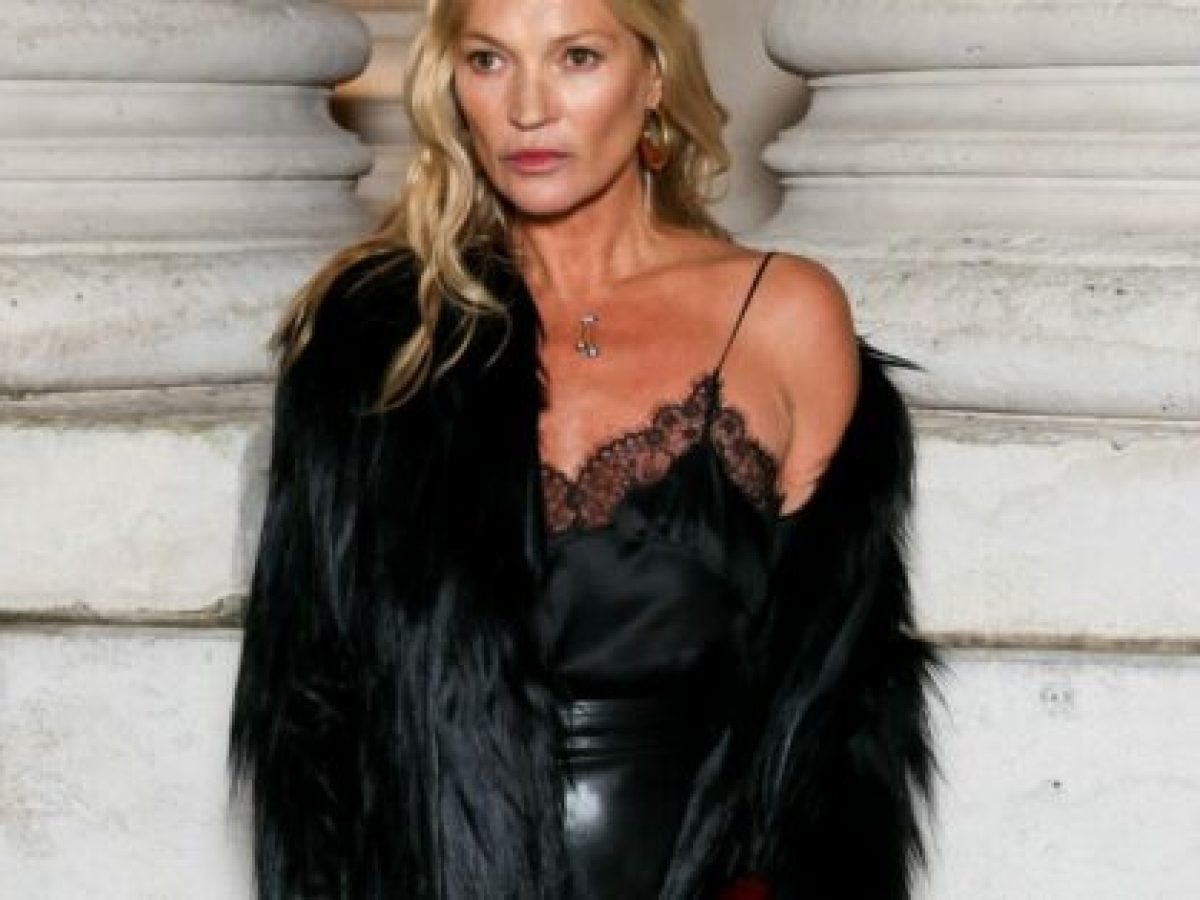 Η Kate Moss παρακολούθησε το σόου Saint Laurent με δερμάτινη φούστα και δαντελένιο τοπ