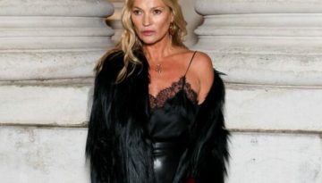 Η Kate Moss παρακολούθησε το σόου Saint Laurent με δερμάτινη φούστα και δαντελένιο τοπ