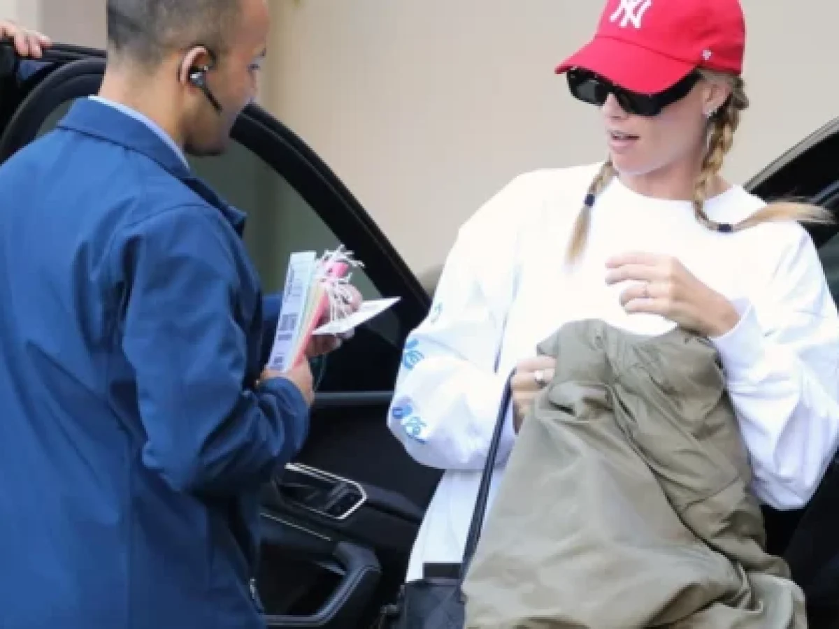 Η Margot Robbie δοκίμασε την τάση των ballet sneakers