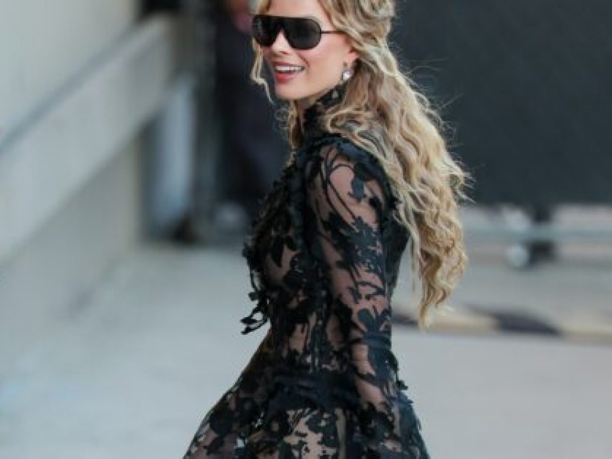 Η Margot Robbie ξεκινάει το το press tour της ταινίας «Ανεμοδαρμένα Ύψη» με Alexander McQueen