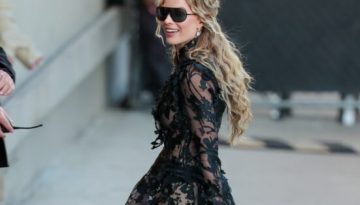 Η Margot Robbie ξεκινάει το το press tour της ταινίας «Ανεμοδαρμένα Ύψη» με Alexander McQueen