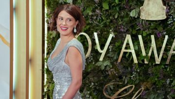 Η Millie Bobby Brown έκανε πρεμιέρα με νέο bob και την πιο λαμπερή τουαλέτα που έχουμε δει ποτέ