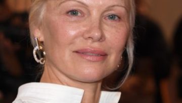 &Eta; Pamela Anderson &epsilon;&pi;έ&sigma;&tau;&rho;&epsilon;&psi;&epsilon; &sigma;&tau;&alpha; &pi;&lambda;&alpha;&tau;&iota;&nu;έ &mu;&alpha;&lambda;&lambda;&iota;ά &tau;&eta;&sigmaf; &kappa;&alpha;&iota; έ&kappa;&lambda;&epsilon;&psi;&epsilon; &tau;&eta;&nu; &pi;&alpha;&rho;ά&sigma;&tau;&alpha;&sigma;&eta; &sigma;&tau;&iota;&sigmaf; &Chi;&rho;&upsilon;&sigma;έ&sigmaf; &Sigma;&phi;&alpha;ί&rho;&epsilon;&sigmaf;