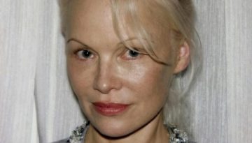 &Eta; Pamela Anderson &epsilon;&pi;έ&sigma;&tau;&rho;&epsilon;&psi;&epsilon; &sigma;&tau;&omicron; &chi;&alpha;&rho;&alpha;&kappa;&tau;&eta;&rho;&iota;&sigma;&tau;&iota;&kappa;ό &pi;&lambda;&alpha;&tau;&iota;&nu;έ &xi;&alpha;&nu;&theta;ό &tau;&eta;&sigmaf;