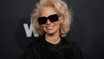 &Eta; Pamela Anderson &epsilon;&pi;&iota;&sigma;&tau;&rho;έ&phi;&epsilon;&iota; &sigma;&tau;&omicron; &epsilon;&mu;&beta;&lambda;&eta;&mu;&alpha;&tau;&iota;&kappa;ό &pi;&lambda;&alpha;&tau;&iota;&nu;έ &xi;&alpha;&nu;&theta;ό &kappa;&alpha;&iota; &upsilon;&iota;&omicron;&theta;&epsilon;&tau;&epsilon;ί έ&nu;&alpha; glamorous &chi;&tau;έ&nu;&iota;&sigma;&mu;&alpha; &epsilon;&mu;&pi;&nu;&epsilon;&upsilon;&sigma;&mu;έ&nu;&omicron; &alpha;&pi;ό &tau;&alpha; &rsquo;60s