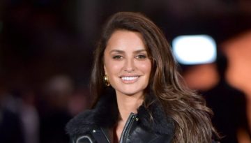Η Penelope Cruz έκοψε τα μαλλιά της σε lob με τέλεια φράντζα στο πλάι και είναι πιο γοητευτική από ποτέ
