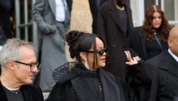&Eta; Rihanna &pi;&alpha;&rho;&alpha;&kappa;&omicron;&lambda;&omicron;ύ&theta;&eta;&sigma;&epsilon; &tau;&omicron; haute couture &nu;&tau;&epsilon;&mu;&pi;&omicron;ύ&tau;&omicron; &tau;&omicron;&upsilon; Jonathan Anderson &gamma;&iota;&alpha; &tau;&omicron;&nu; Dior &nu;&tau;&upsilon;&mu;έ&nu;&eta; &sigma;&tau;&alpha; &mu;&alpha;ύ&rho;&alpha;