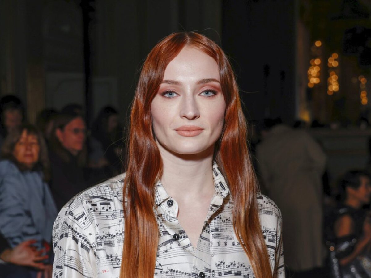 Η Sophie Turner αλλάζει χρώμα μαλλιών και γίνεται μελαχρινή για να ενσαρκώσει τη Lara Croft