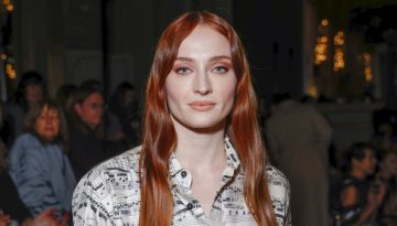 &Eta; Sophie Turner &alpha;&lambda;&lambda;ά&zeta;&epsilon;&iota; &chi;&rho;ώ&mu;&alpha; &mu;&alpha;&lambda;&lambda;&iota;ώ&nu; &kappa;&alpha;&iota; &gamma;ί&nu;&epsilon;&tau;&alpha;&iota; &mu;&epsilon;&lambda;&alpha;&chi;&rho;&iota;&nu;ή &gamma;&iota;&alpha; &nu;&alpha; &epsilon;&nu;&sigma;&alpha;&rho;&kappa;ώ&sigma;&epsilon;&iota; &tau;&eta; Lara Croft