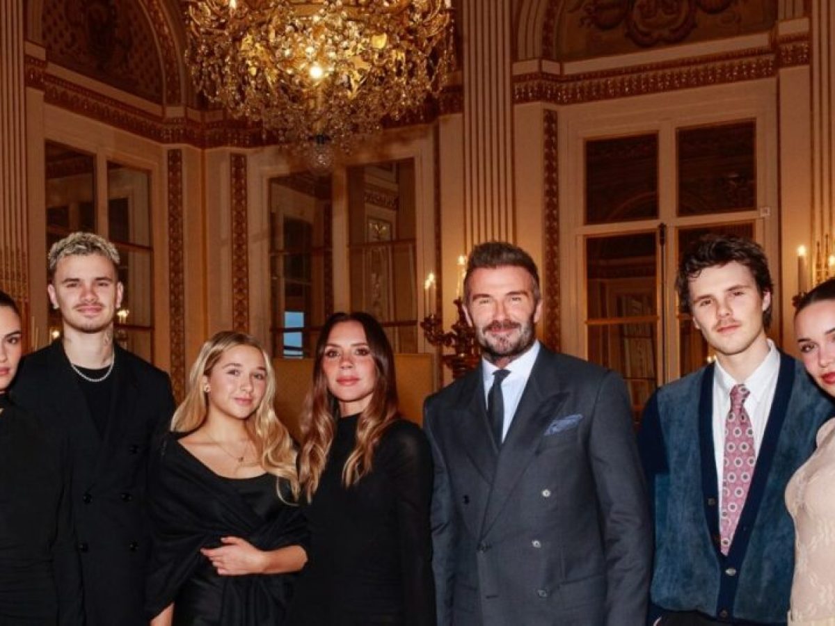 Η Victoria Beckham τιμήθηκε στο Παρίσι: Η εμφάνιση με την οικογένειά της εν μέσω «πολέμου» με τον γιο της, Brooklyn