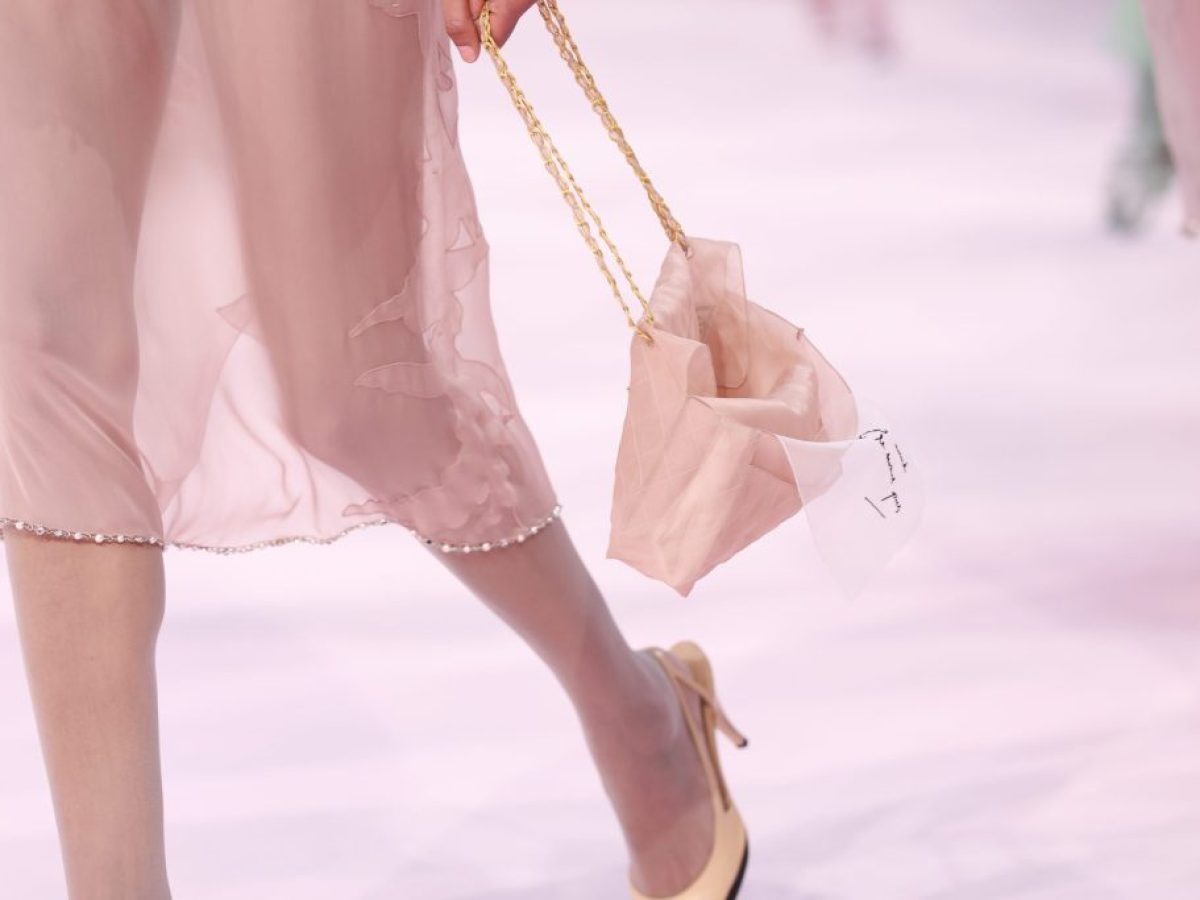 Οι εμβληματικές τσάντες Chanel φτιάχνονται τώρα από… τούλι –Πόσο θα κοστίζουν;