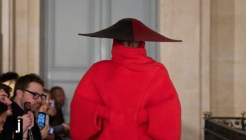 Η νέα συλλογή του Jacquemus είναι μια ωδή στον σαρκασμό των ’80s -Η αναβίωση του iconic click της κόρης του Πικάσο